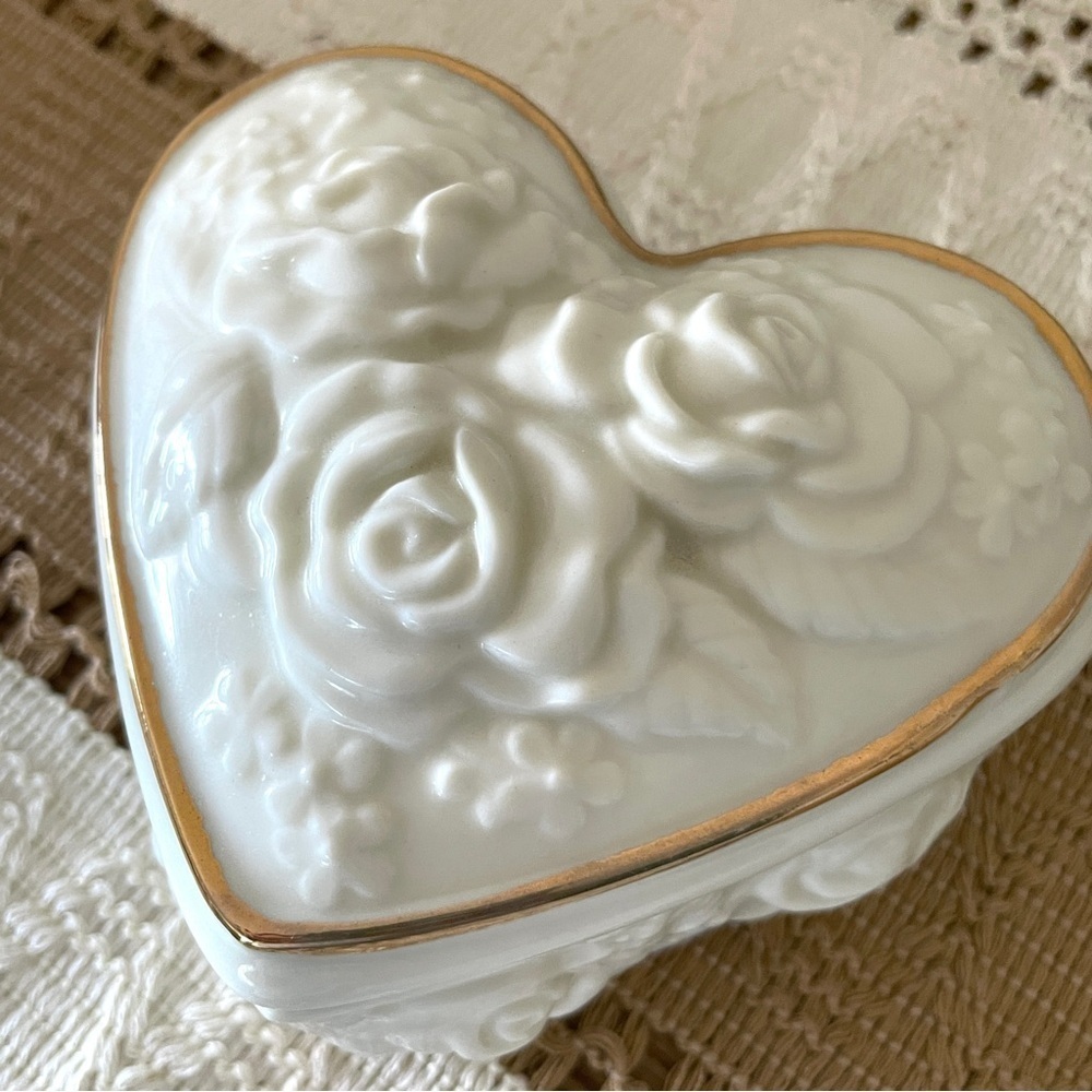 White Heart-Shaped Ceramic Jewelry Music Box with Gold Trim